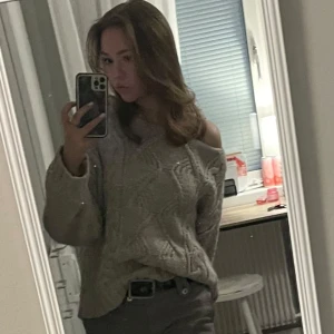 Ljusgrå stickad tröja, vintage Zara - Säljer en supergullig och overzised stickad tröja från Zara med ett snyggt flätmönster. Tröjan har långa ärmar och ribbstickade muddar vid ärmslut och nederkant. Perfekt för kyliga dagar! Väldigt fint skick💕