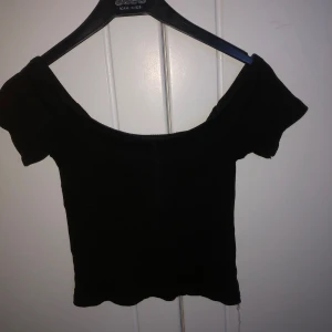 Svart offshoulder topp - Hållt väldigt bra och sitter fint på 