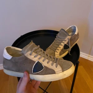 Philippe model skor - Sjukt unika och feta Philippe model skor i storlek 41 men är stora i storlek så passar bra på 42 också. Skorna är i bra skick men är lite trasiga på hälen men det är inget som påverkar själva skon. Hör gärna av dig vid frågor eller fler bilder. Har tyvär ingen originalbox.