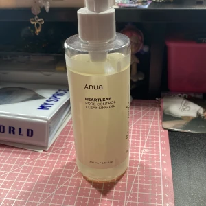 Anua Heartleaf Pore Control Cleansing Oil - Anua Heartleaf Pore Control Cleansing Oil är en rengöringsolja som hjälper till att kontrollera porerna. Den kommer i en genomskinlig flaska med pump och innehåller 200 ml. Perfekt för en skonsam och effektiv rengöring av huden. Använd endast två gånger och funkade inte för min hud tyvärr 