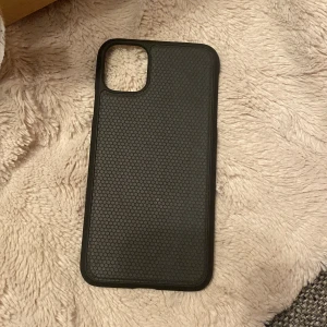 Mobilskal IPhone 11 - Svart magnetiskt skal. Knappt använd. Har inga sprickor eller repor