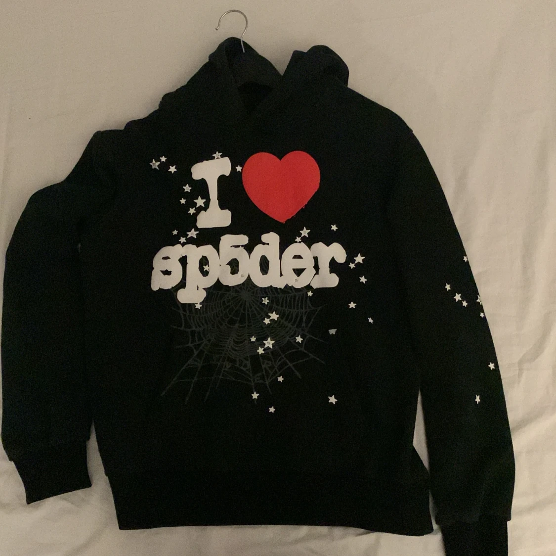 Svart hoodie med tryck från Sp5der