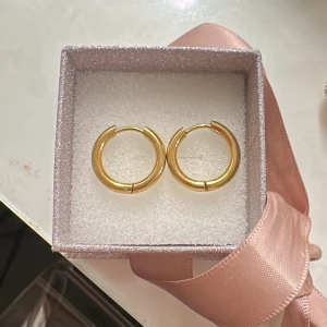Guldiga mini hoop örhängen - Snygga och stilrena guldiga hoop örhängen. Perfekta för att ge en elegant touch till vilken outfit som helst. Även att para ihop med andra örhängen!!❤️❤️ aldrig använda i rostfritt stål❤️