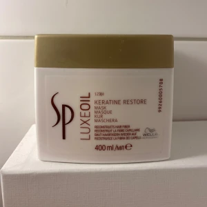 Wella Keratin protect hår mask 400ml - En lyxig hårmask från Wella SP som återuppbygger och stärker hårets struktur med keratin. Med jojoba, mandel och argan olja. Förpackningen innehåller 400 ml. Doftar sjukt gott och gör håret mjukt och glansigt. Bygger upp håret och skyddar mot påfrestningar. Helt ny oöppnad!