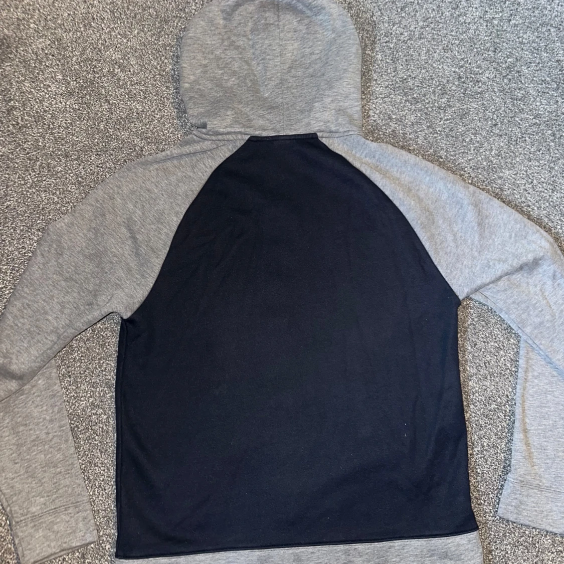 Grå och navy hoodie från Boss - 91