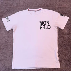 Moncler Tshirt - Fin moncler tshirt med feta tryck i bra skick. Storlek M men passar S