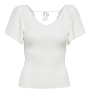 Vit ribbad topp med knyt i ryggen - Säljer en stilren vit ribbad topp med korta ärmar och knytning i ryggen. Toppen har en v-ringad design och är perfekt för en chic och avslappnad look.