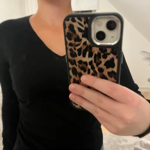 Svart tröja från Ralph Lauren - Säljer en stilren svart tröja från Ralph Lauren med v-ringning. Tröjan har långa ärmar och en liten logga på bröstet