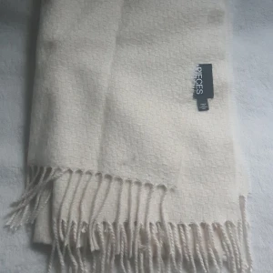 Halsduk - Jättemjuk halsduk i nyskick från pieces Köpt på zalando