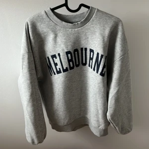 TJOCK TRÖJA MED TEXT - En skön tröja som är välanvänd! Den har inga fläckar eller hål! 