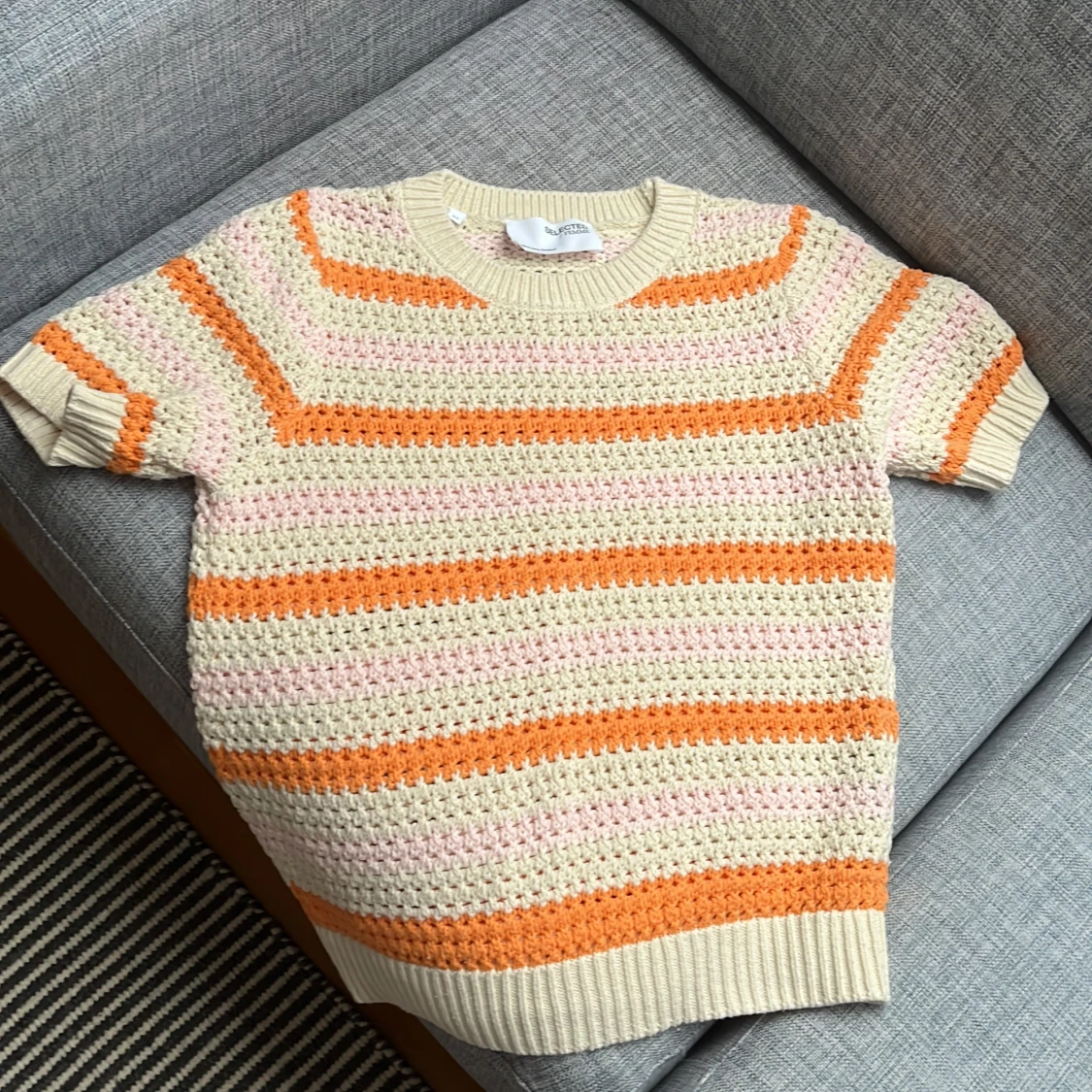 STICKAD RANDIG TRÖJA