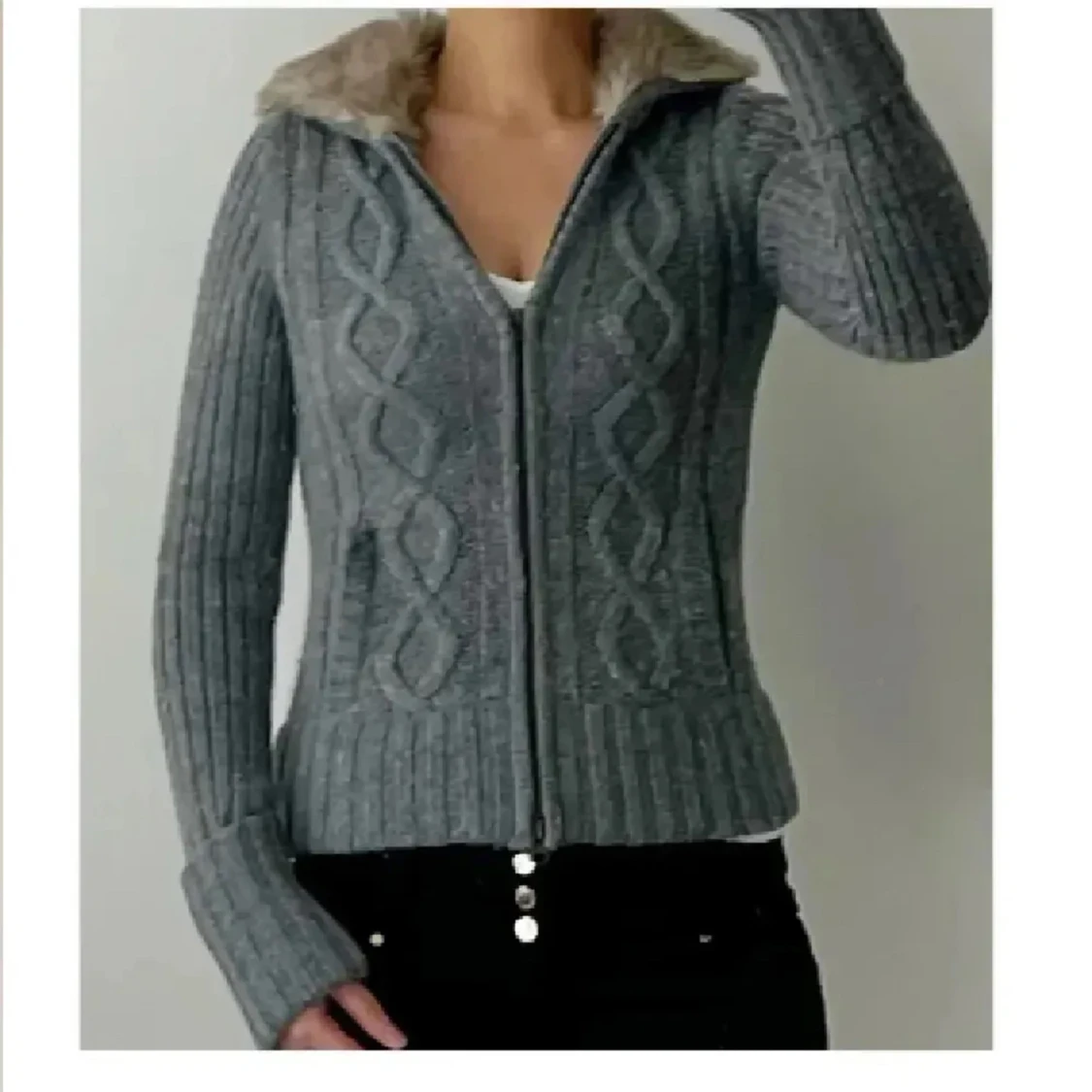 Grå stickad kofta med fuskpäls  - 1