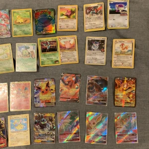 Samling av Pokémonkort - Stor samling av Pokémonkort med både vanliga och holografiska kort. Innehåller flera kända Pokémon som Pikachu, Charizard och Eevee. Perfekt för samlare eller Pokémon-entusiaster som vill utöka sin kollektion. Pris för korten för sig kan diskuteras. Jag vill sälja lite kort för kort så om du har spanat in ett kort kan du gärna komma med ett prisförslag.