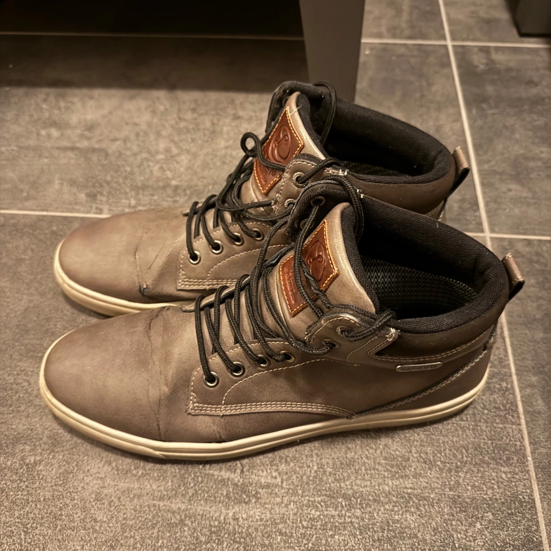 Grå vattentäta sneakers från Linear