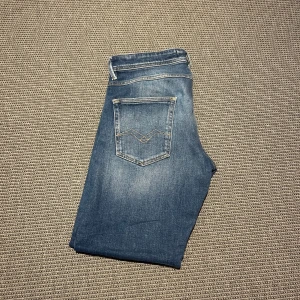 Replay jeans - Säljer dessa löjligt snygga Replay jeansen. Modellen är willbi och dessa ska sitta slim fit. Dom är i väldigt fint skick också. Priset är inte hugget i sten. För minsta fundering, hör av dig👍🏻