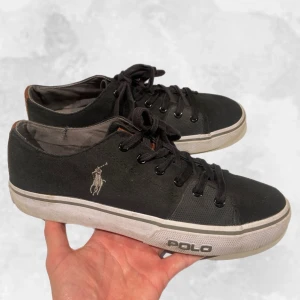 Ralph Lauren skor svarta - Sko hylla rensning. •Ralph Lauren suede sneakers svarta. Skick: 6/10, defekter finns (se sista 2 bilderna). Storlek: 41 EU, fits 40-41.  Nypris 999 kr. Har absolut mer att ge! Hör av dig vid frågor eller funderingar, mvh Oliver;)