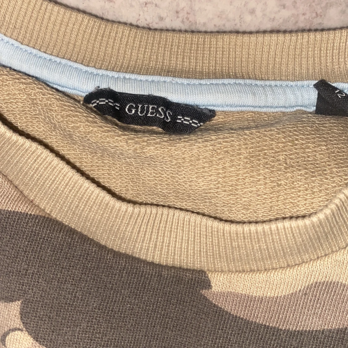 Camouflage tröja från Guess den kommer tvättad den är köpt för 500 - 92
