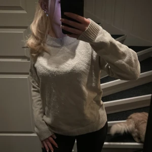 Beige stickad tröja - Två fläckar som jag visar på bilden därav priset!