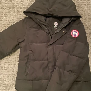  Canada Goose jacka - Säljer nu min canada goose jacka i bra skick säljs för 2400kr skriv vid frågor eller funderingar finns i Järfälla 