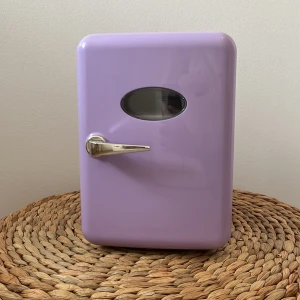 MINIKYLSKÅP - Säljer mitt minikylskåp som jag fick i julklapp! Haft det igång ett dygn max och kylskåpet har inga skador och funkar perfekt! Jag säljer de då jag fick ett till mini kylskåp. Kylskåpet är perfekt att förvara både dricka och skincare! 