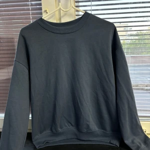 Sweatshirt lager157 - Tröja ifrån lager157 i storlek S, aldrig använd då den inte passa mig och kunde inte lämna tillbaks den utan prislappen (:  ordinarie pris 150kr men säljer för 75kr, hör av dig 🙌