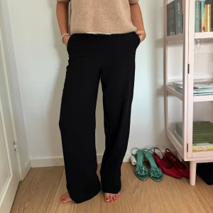 Kostymbyxor  - Säljer dessa super fina kostymbyxor från Zara. Jättefint skick!!! Köparen står för frakten❣️❣️