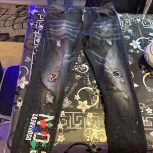 Dsquared2 - Dsquared 2 använd 2-3 gånger försöker sälja dem jätte bra skick Byxorna är strech o passar varenda storlek  