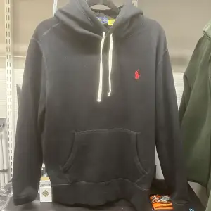 Säljer en Polo Ralph Lauren hoodie i ett mycket fint skick. Köpt på Ralph Lauren butiken i NK Göteborg. Skriv vid minsta lilla intresse