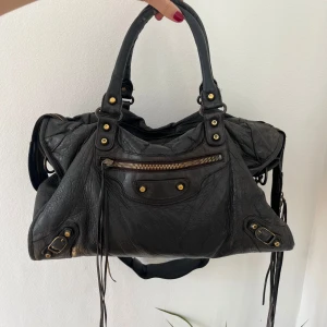 Balenciaga city bag - Säljer min balenciaga city bag! Använt men fint skick! Köpt på vestaire för 8200kr. Ingen dustbag medföljer. Se serial number på sista bilden för äkthetsbevis❤️