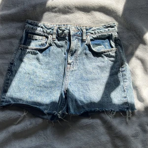 Jeansshorts  - Avklippta jeans från NA-KD, sitter extremt bra men kommer inte längre till användning 
