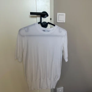 Stickad tshirt  - Söt stickad tshirt från zara, storlek s