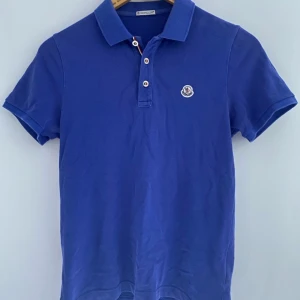 Moncler Piké - Tja säljer skitfet pike från moncler. Såklart äkta. Pris är ej hugget i Sten. Har bilder på QR koden kom privat för bild 😁😇//cinturiragazzi