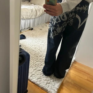 Jeans med tryck  - Jätte coola jeans som tyvärr inte kommer till användning! Köpta på Plick, aldrig använda av mig! Står ingen storlek men dem är väldigt stora på mig som vanligt vis har storlek 36 o är 168cm lång! Trycket är broderat