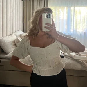 Prickig blus  - Krämvit prickig söt blus från Ginatricot. Endast använd 2 gånger. 