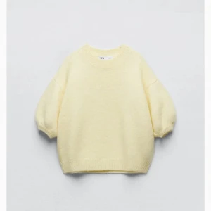 Gul stickad t-shirt zara  - Supersnygg och fin gul stickad tröja med korta ärmar. Kommer tyvärr inte till användning därav säljer jag den. Så så snygg!! Storlek L men passar även M och S❤️