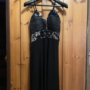 Svart fest klänning  - Jätte fin svart fest klänning, är som ny. Pris går att diskutera 