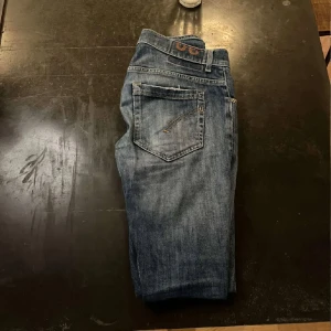 Dondup jeans - As feta dondup George storlek 30 passar dig med grisch eller laidback stilen pris kan sänkas vid snabb affär ok skick mycket använda litet hål men syns ej med dom på