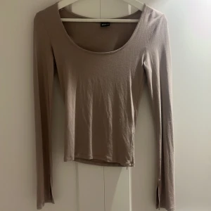 Beige långärmad topp från Gina Tricot - Säljer en beige topp, köpt på Gina. Den är i jätte fint skick🩷 hör av er med frågor!