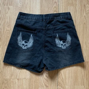 Döskalle shorts - Endast testade. Helt nytt skick! Inte stretchiga vid magen. Köparen står för frakt 45kr, kolla även mina andra annonser !!! BETALNING SKER VIA SWISH