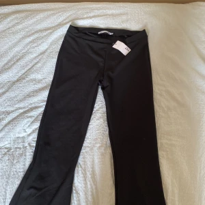 Svarta leggings  - Fleared byxor från lager 157 Storlek M Helt nya med prislapp kvar Nypris 200 kr säljer nu för 100kr