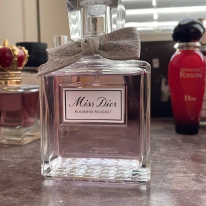 Miss dior blooming boquet 100ml - Sprayad en enstaka gång men full flaska som man ser på bilderna 