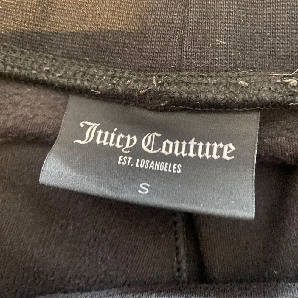 Säljer ett par svarta mjukisbyxor från Juicy Couture i storlek S. De är superbekväma och perfekta för en avslappnad dag hemma eller en snabb tur på stan. Byxorna har en normal passform och är gjorda i mjukt material. Säljer även i röd och blå i XS. Jeans & Byxor.