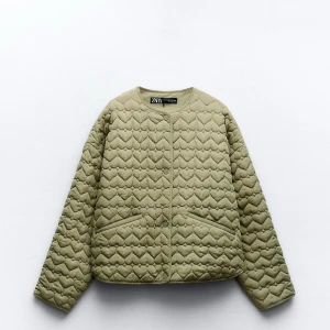 Grön jacka - Säljer denna supersnygga zara jackan då den inte kommer till användning längre. Jackan har några småfläckar där tyget är lite lite mörkare, men det är inget som syns när man har den på💕Nypris 660 kr