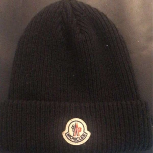 Moncler mössa - Moncker mössa perfekt för kommande vinter. Den är i bra skick, inga skador.