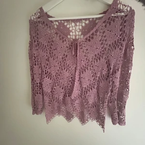 Rosa tröja, jättefin!!! - Den är i storlek s/xs fast den är stretchig.💗💗💗