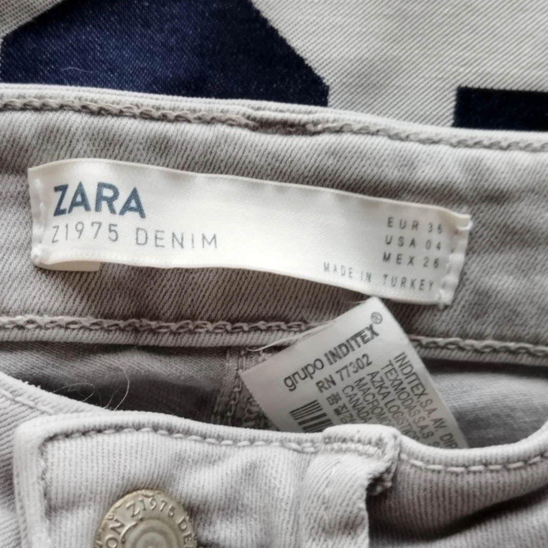 Grå jeans med glittriga detaljer från Zara - 93
