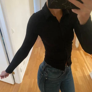 Svart fin tröja med knappar - Den är använd ett par gånger. Det går att öppna knapparna. 