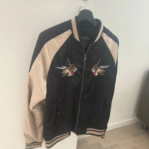 Jack & Jones bomberjacka - Hej!  Säljer en grymt snygg Jack & Jones bomberjacka. Stilren design och väldigt skön att ha på sig. Den är i fint skick och knappt använd!