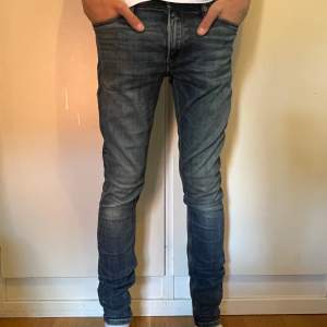 Riktigt snygga Jack and Jones jeans till otroligt pris | skick:9/10 | pris: 199kr | passform: slim fit | har du fler frågor eller funderingar är det bara att skriva 😀👍✅