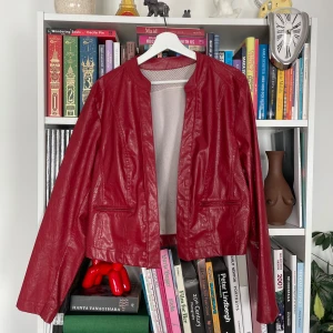 Faux leather jacket red vintage - Tunn skinnimitation jacka i vinrött. Köpt i Amsterdam. Uppskattad storlek: M❣️
